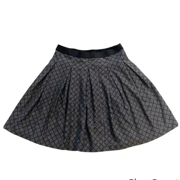 Uniqlo pleated stretch mini skirt, black,  tan geometric print. Women’s size M - Picture 1 of 9